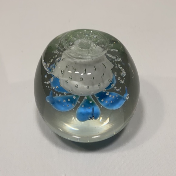 Wheaton Village Tony DePalma flower paperweight. - Picture 6 of 8
